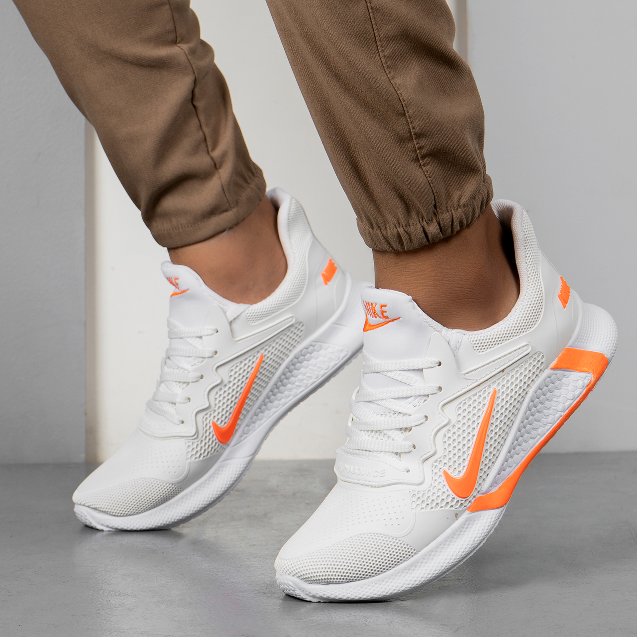 کفش ورزشی نایک مردانه سفید نارنجی مدل Alpha